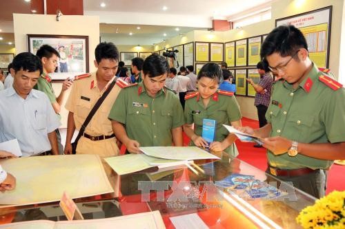 L’exposition «Hoàng Sa-Truong Sa du Vietnam, les preuves historiques et juridiques» à Binh Duong - ảnh 1